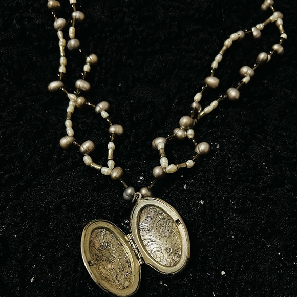 Elegant Pearl and Locket Necklace - Picture 2 of 4